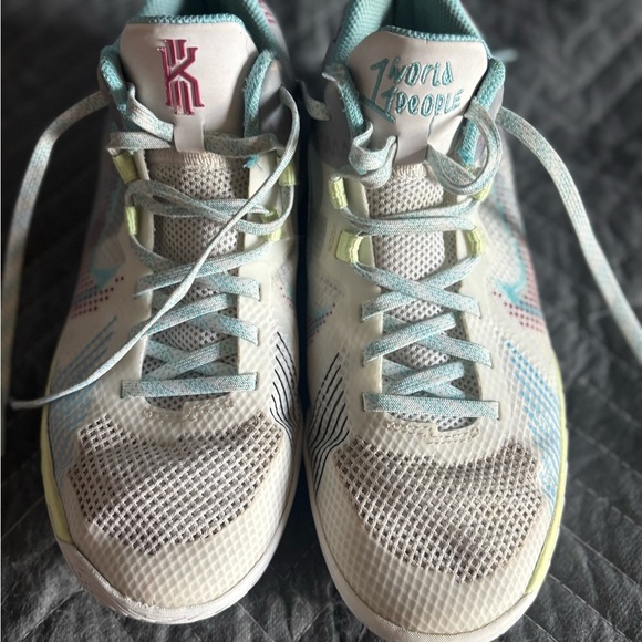 Kyrie Irving Flytrap 5 11/23 1 World 1 People Size 5Y Basketball. - Picture 4 of 6